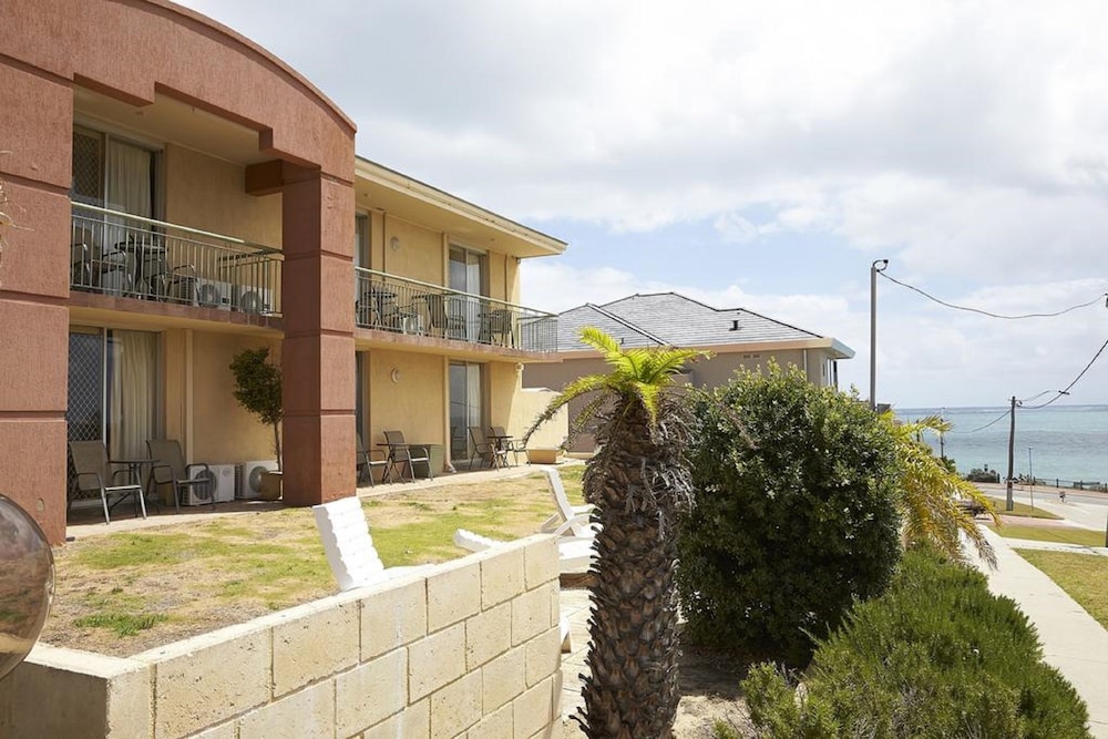 Ocean View Motel 3/27