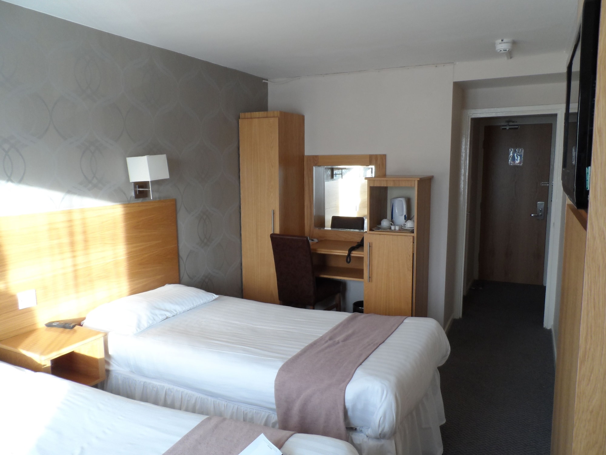 ROOM, SINGLE