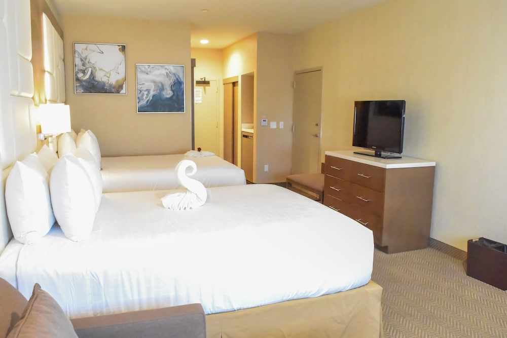 DELUXE, 2 QUEEN BEDS, ACCESSIBLE