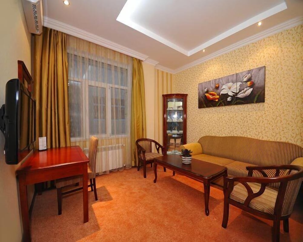Royal Hotel 47/69