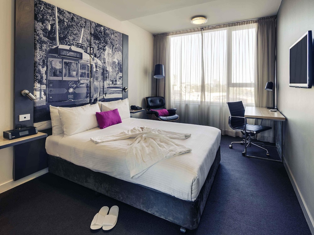 PRIVILEGE, STUDIO, QUEEN BED