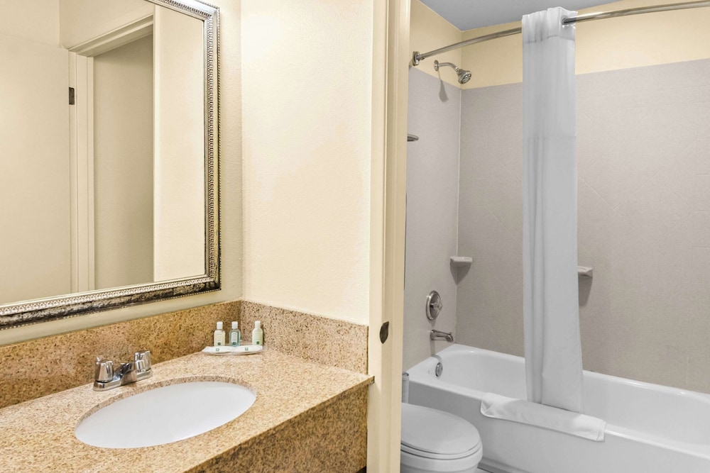 Quality Inn & Suites Vancouver - Hazel Dell 56/59