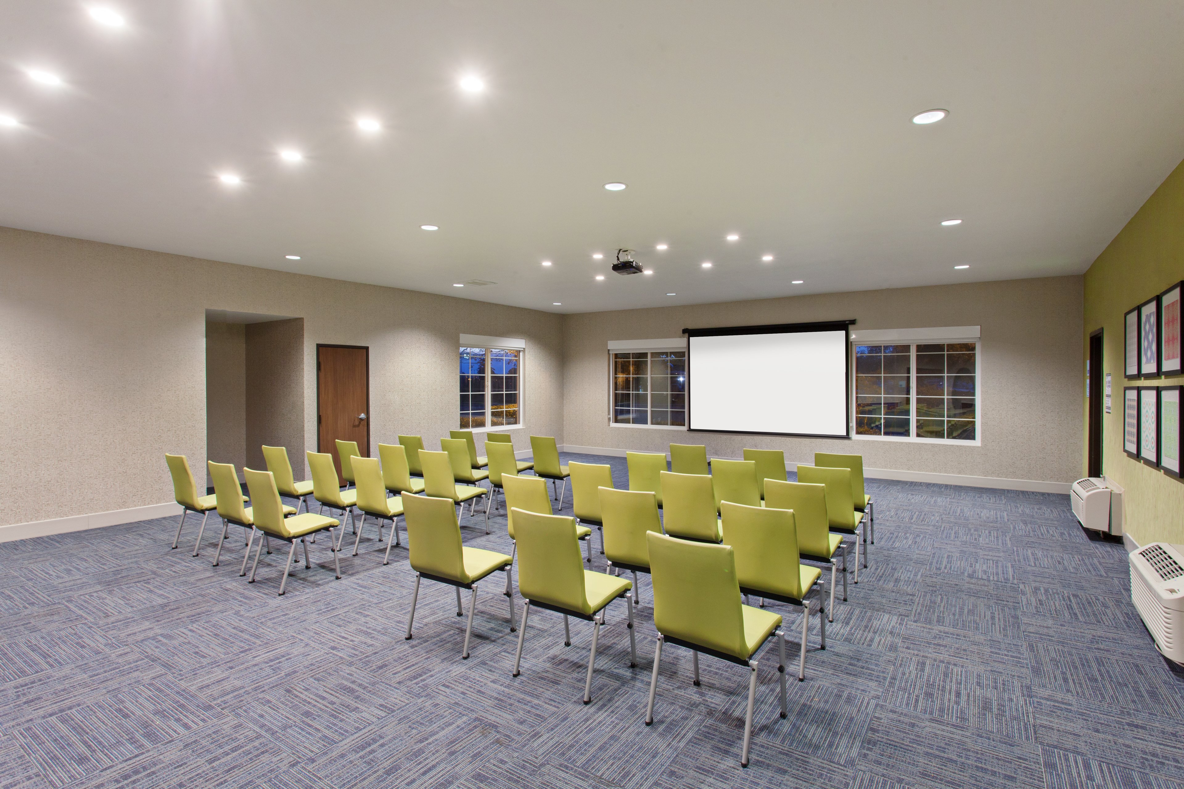 Holiday Inn Express Hotel Suites Oakland Airport 47/55