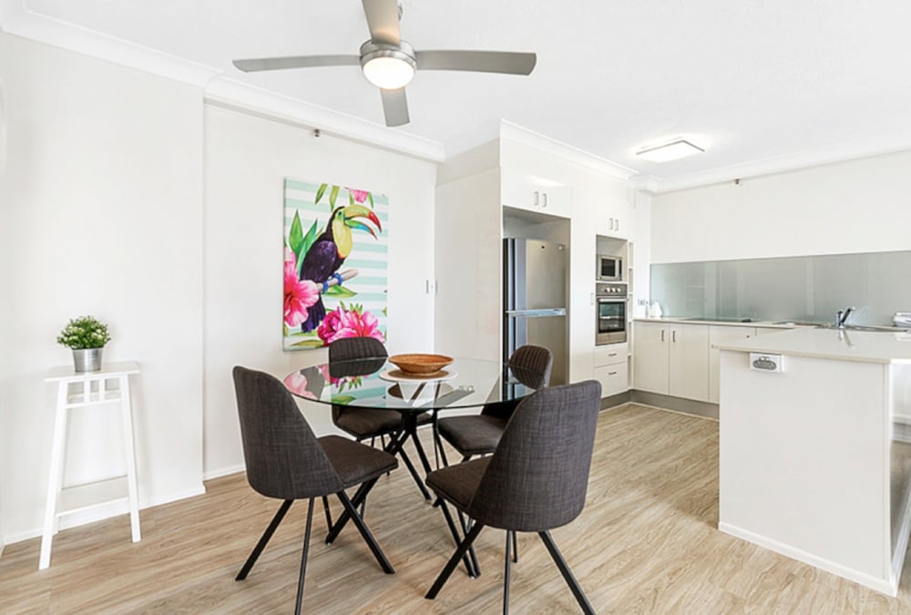 Surfers Century Oceanside Apartments 27/50