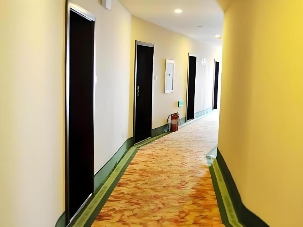 GreenTree Inn Qingdao Licang District Shuyuan Road Da Weng Plaza Express Hotel 37/50