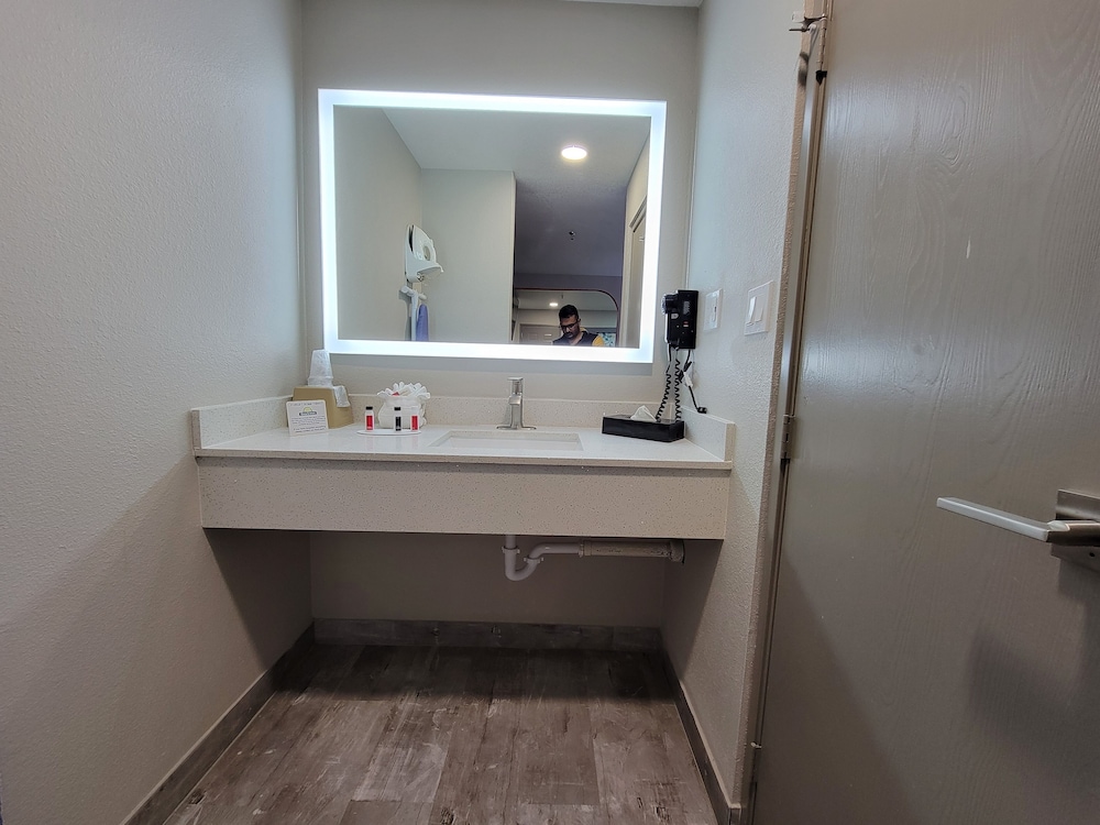 Days Inn by Wyndham Ruidoso Downs 9/54