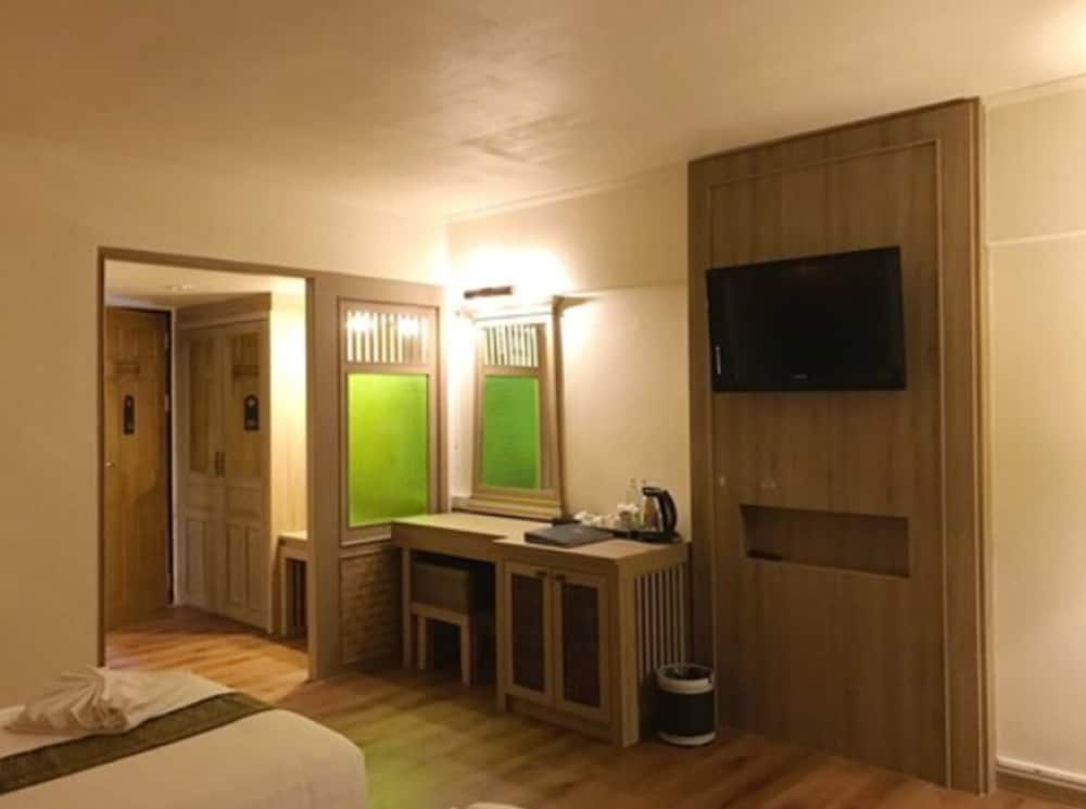 Nak Nakara Hotel 36/74