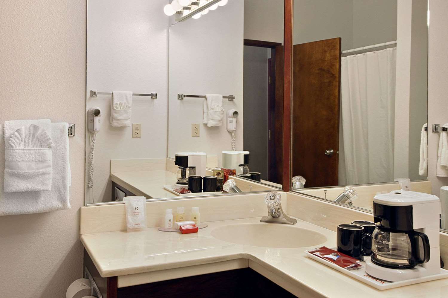 Ramada Portland Airport Hotel image