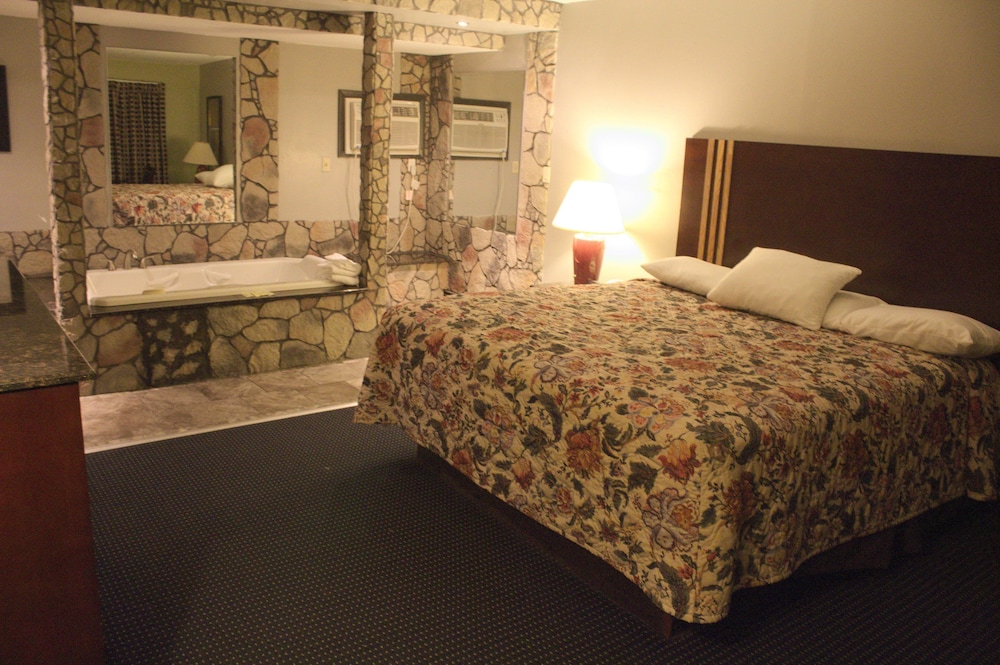 American Inn & Suites 13/28