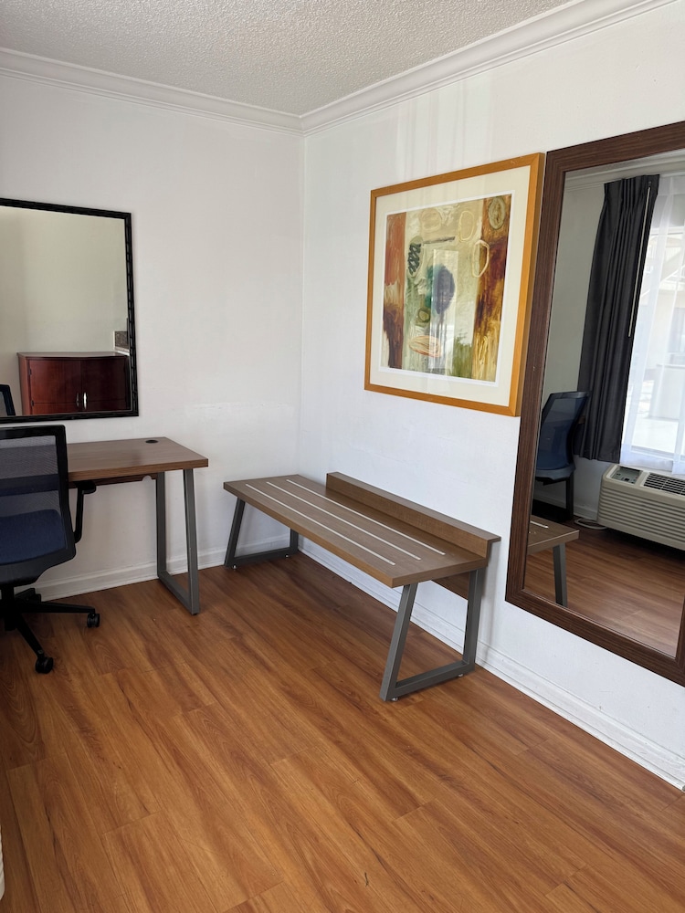 National Inn Garden Grove 41/60