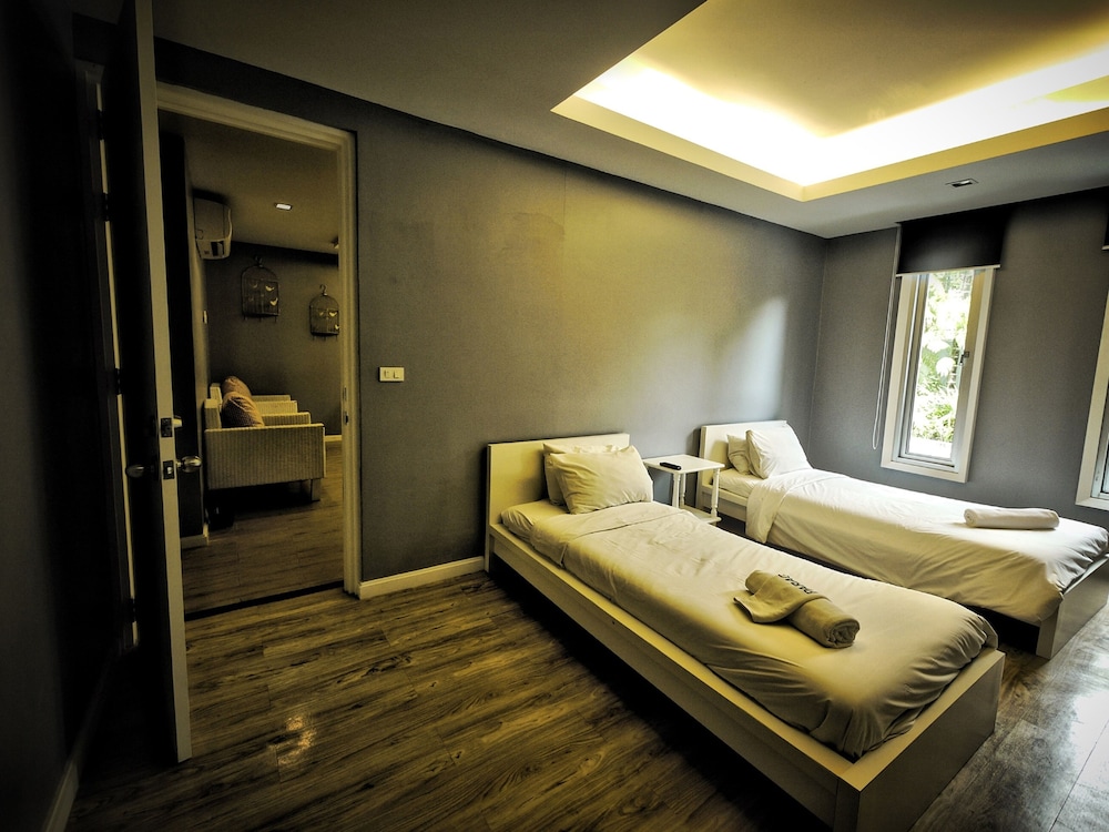 Paragon Inn 29/63