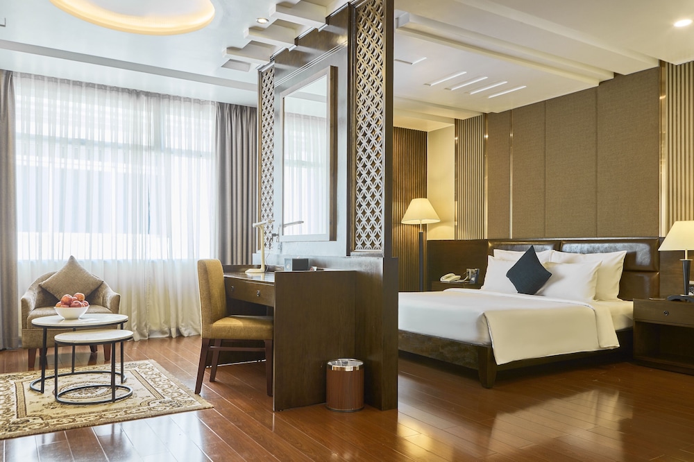 Kin, Suite, Queen Bed 2/10