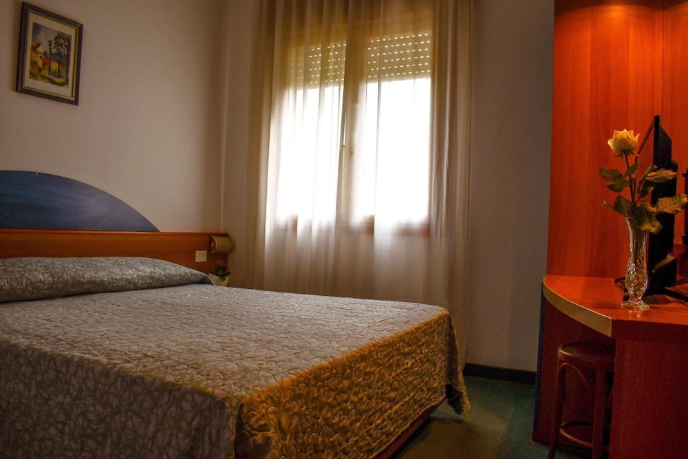 ROOM, DOUBLE BED