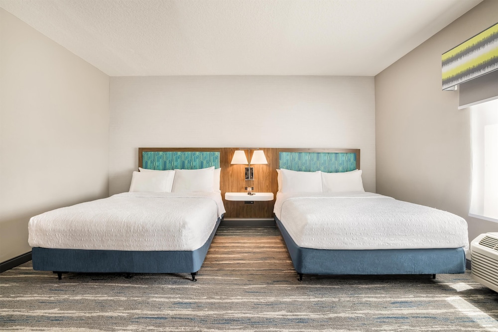 Room, 2 Queen Beds, Bathtub