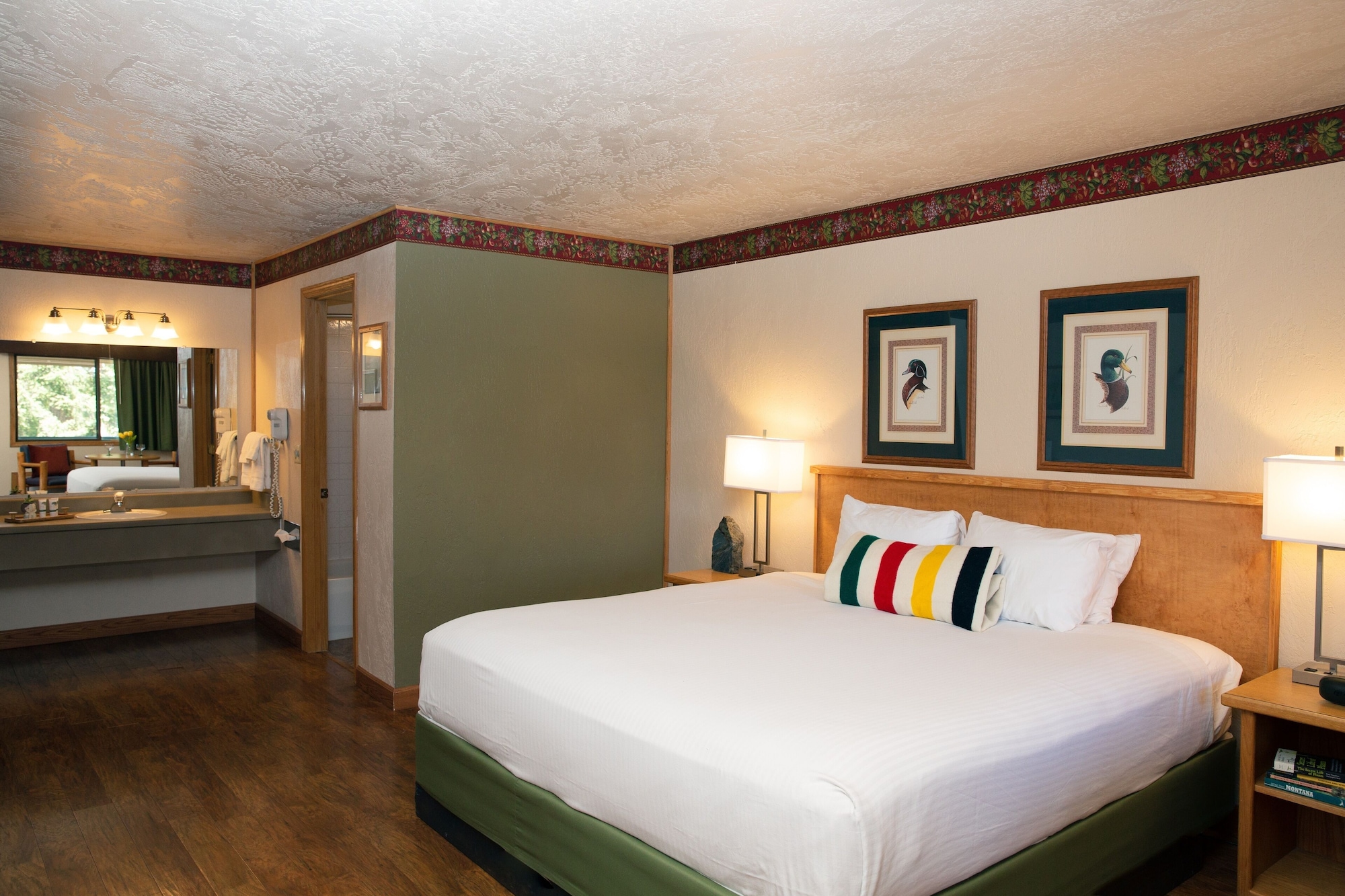 Signature, King Bed, Courtyard Area