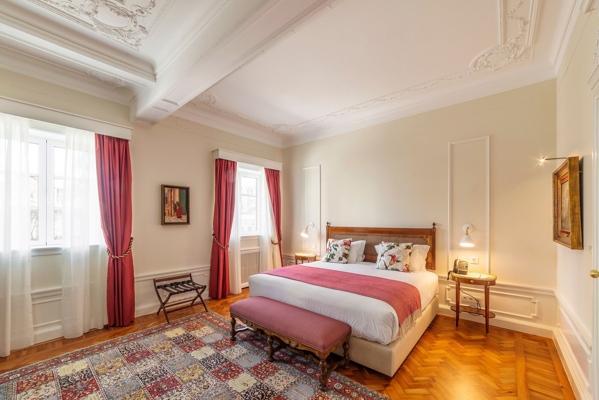 ROYAL, SUITE