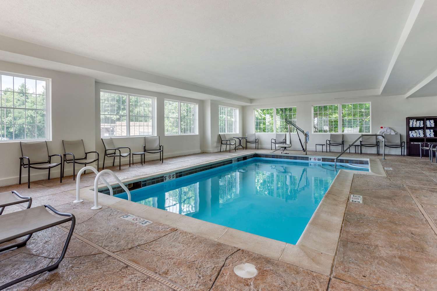 Comfort Suites Clarksville near Governors Square Mall 16/38