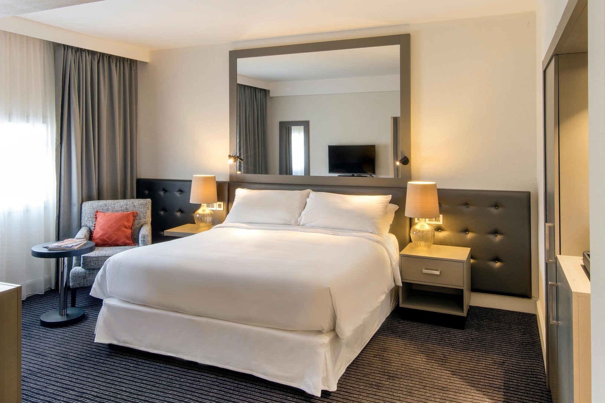 Club, Queen Bed