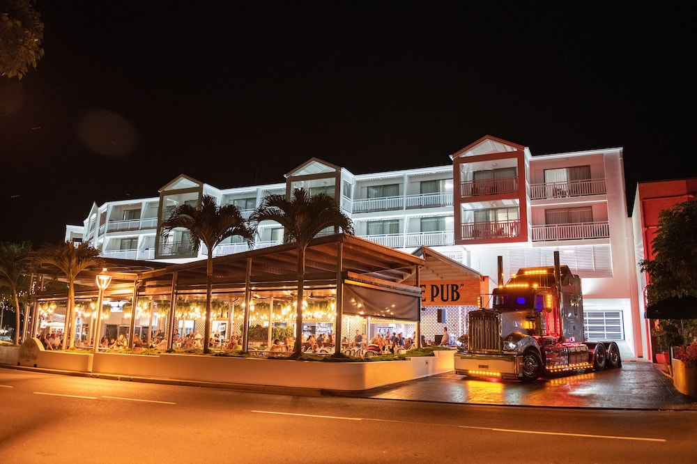 AIRLIE BEACH HOTEL 4/70