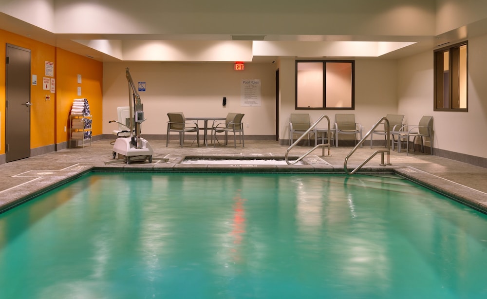 Holiday Inn Express Suites Overland Park 1/60