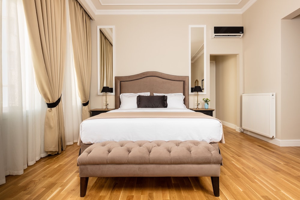 Suite, King Bed, Balcony, Corner