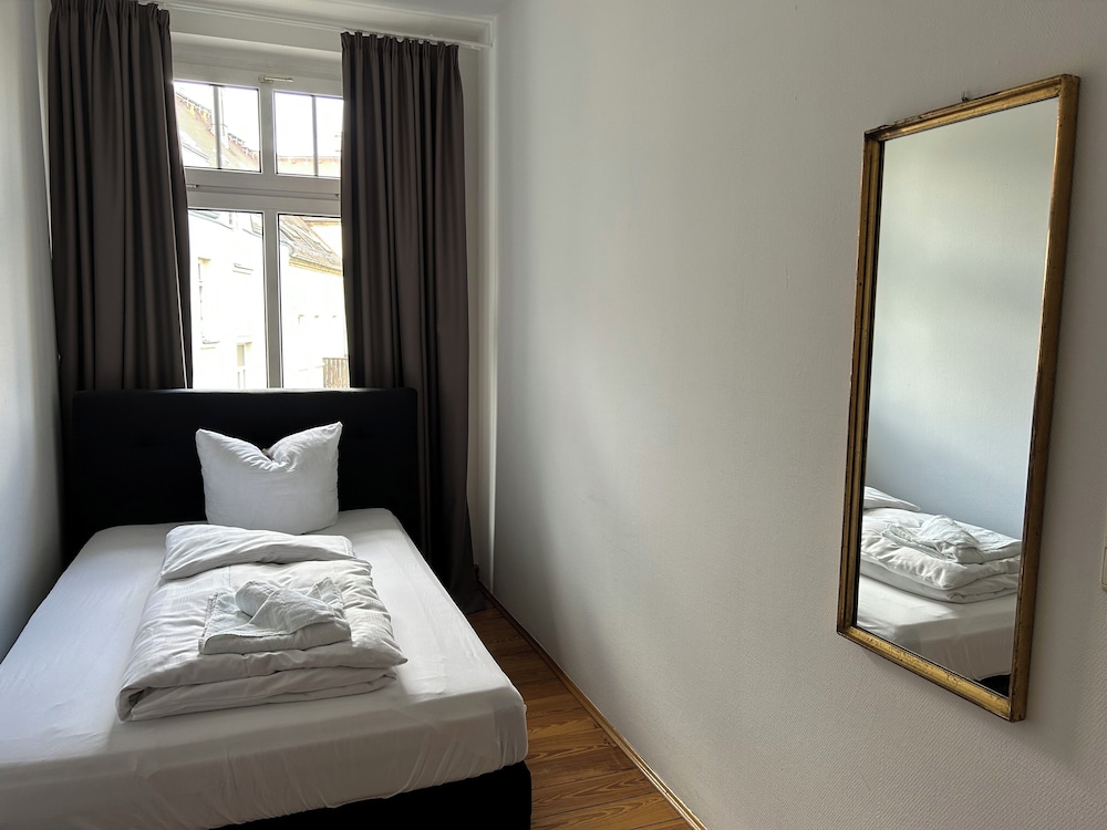 APARTMENT, SINGLE BED