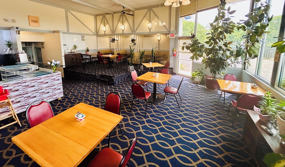 Hospitality Inn & Suites 30/37
