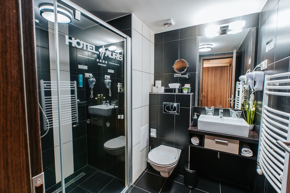 Auris Hotel 40/40