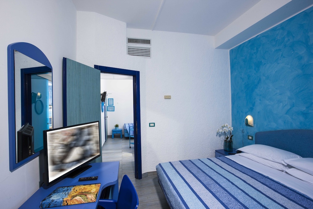 ROOM, QUADRUPLE