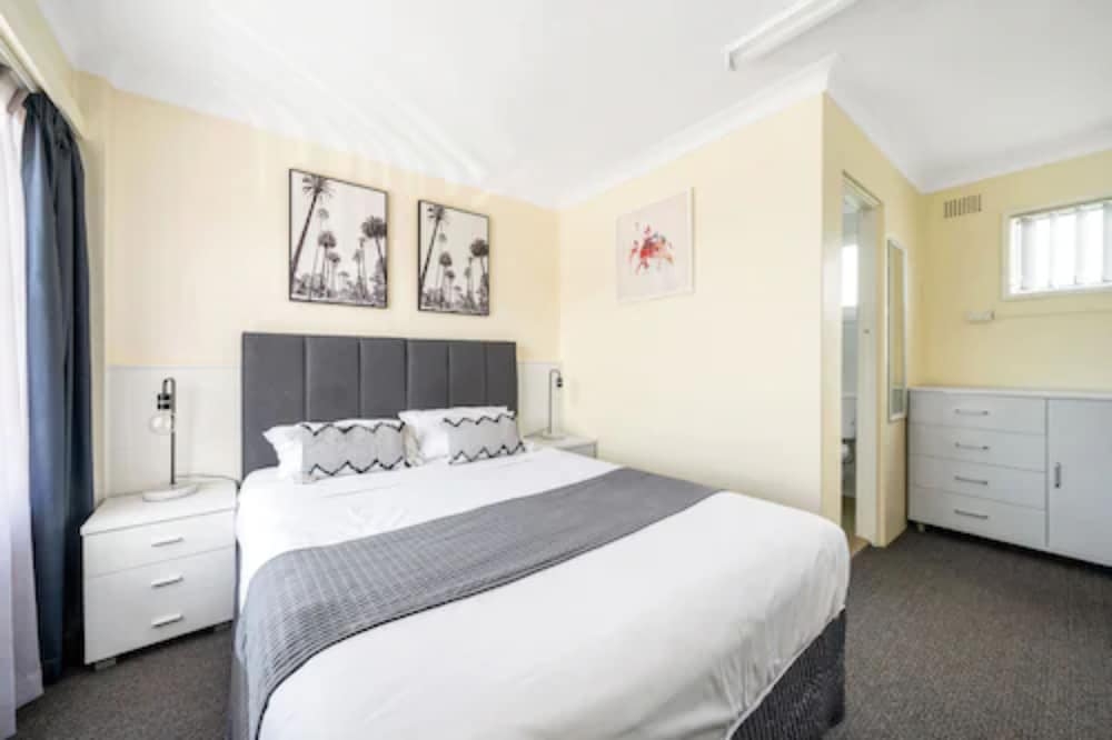 MOTEL 617 32/66
