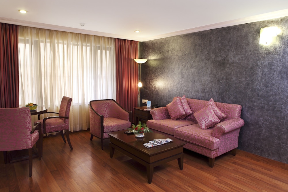 Le Lac Sarovar Portico 28/56