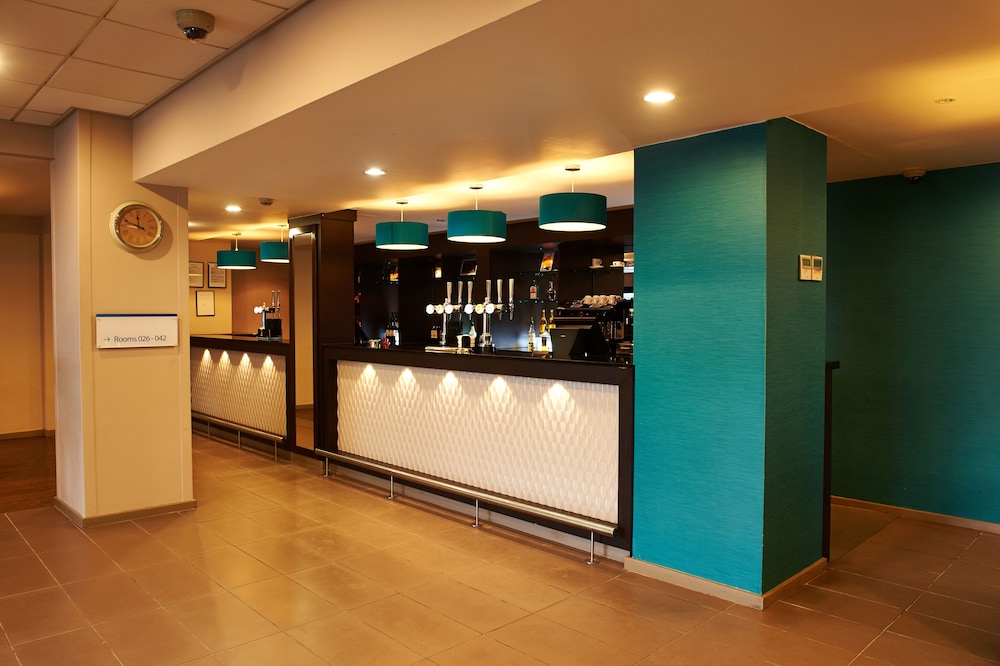 Holiday Inn Express Manchester Airport 46/74