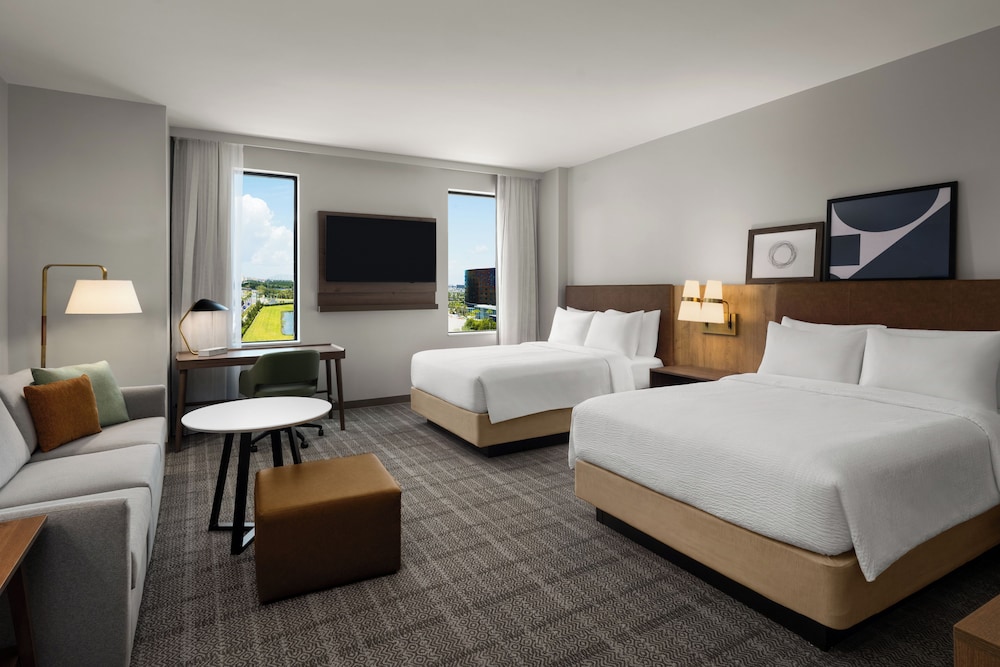 Studio, Suite, 2 Queen Beds, Bath and Shower, Kitchen, Accessible