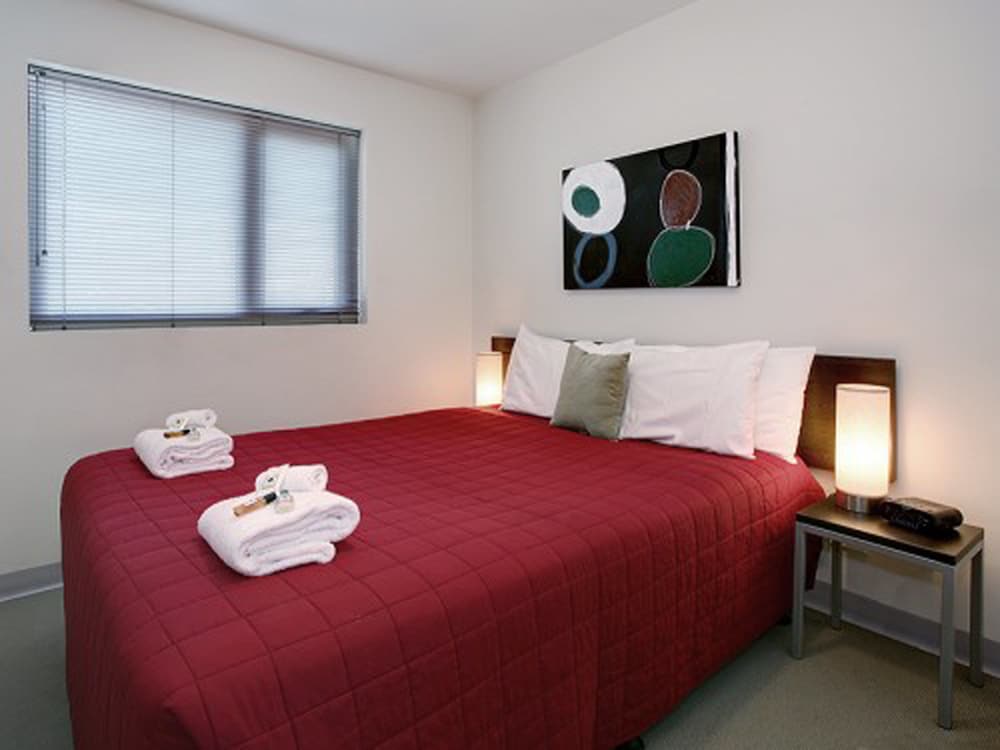 PLUM SERVICED APARTMENTS CARLTON 7/40