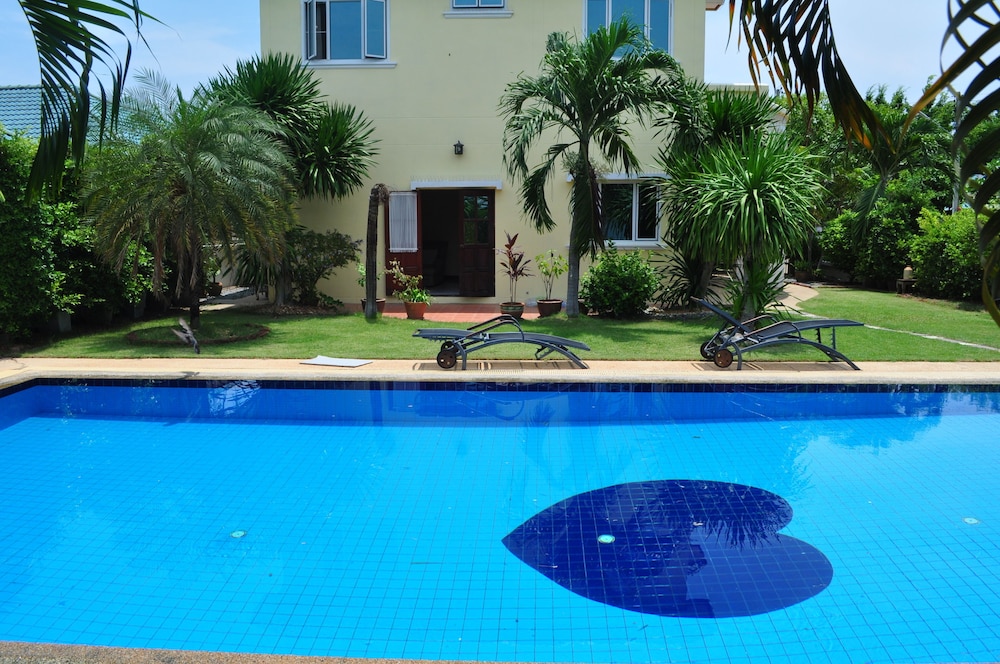 Tropical Hill by Melody Hua-Hin 46/49
