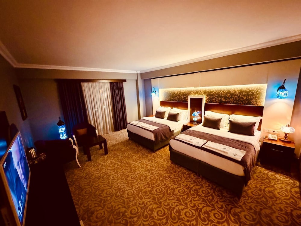 White Heaven Hotel 16/40