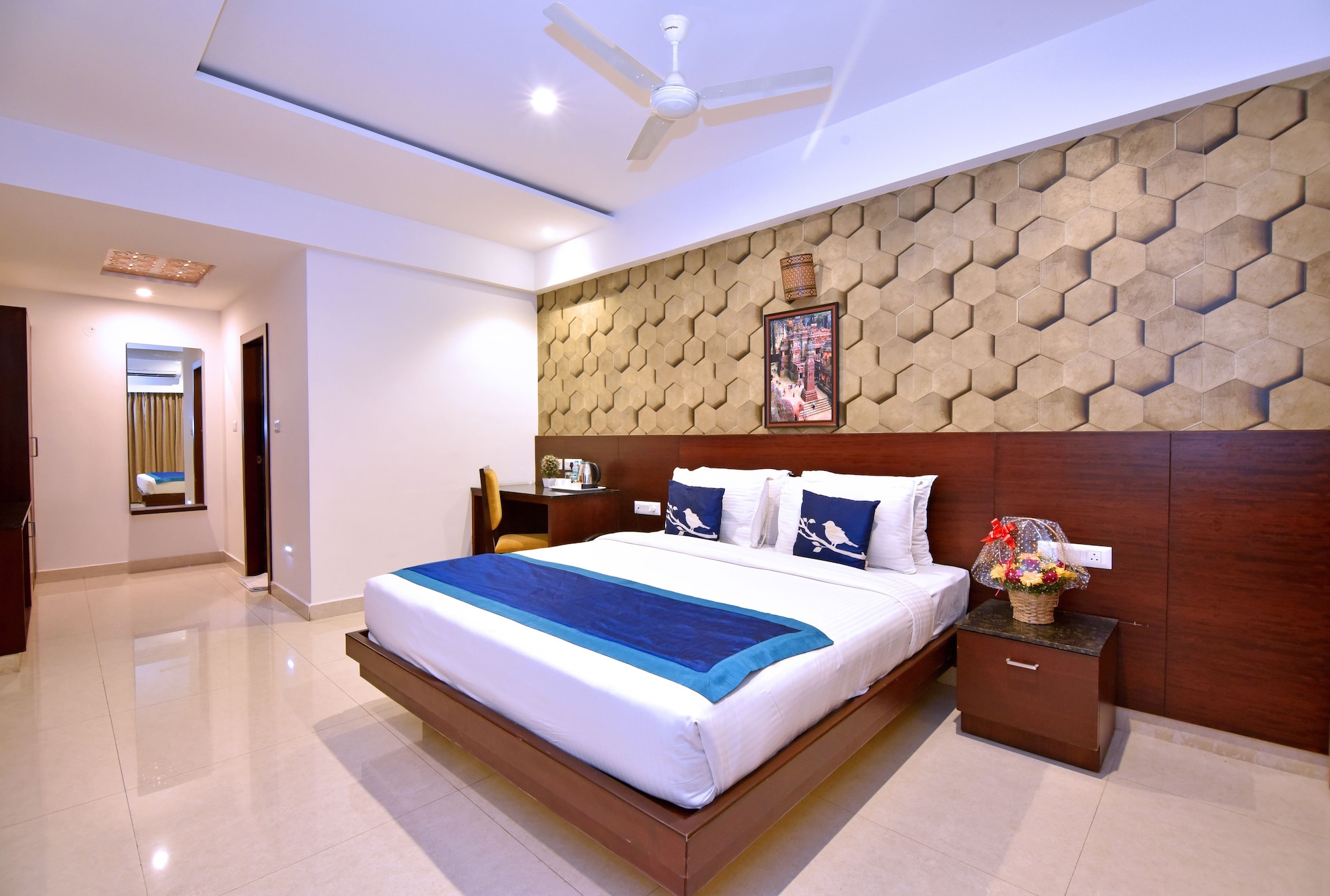 1 BEDROOM, SUITE, CITY VIEW