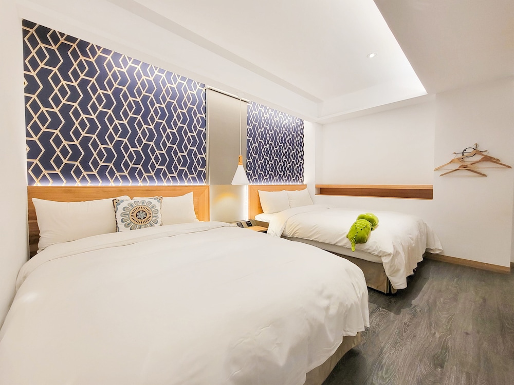 CHECK inn Taichung Zhongshan 12/50