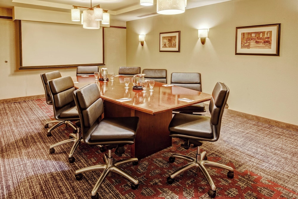 Courtyard by Marriott Kansas City Country Club Plaza 32/38