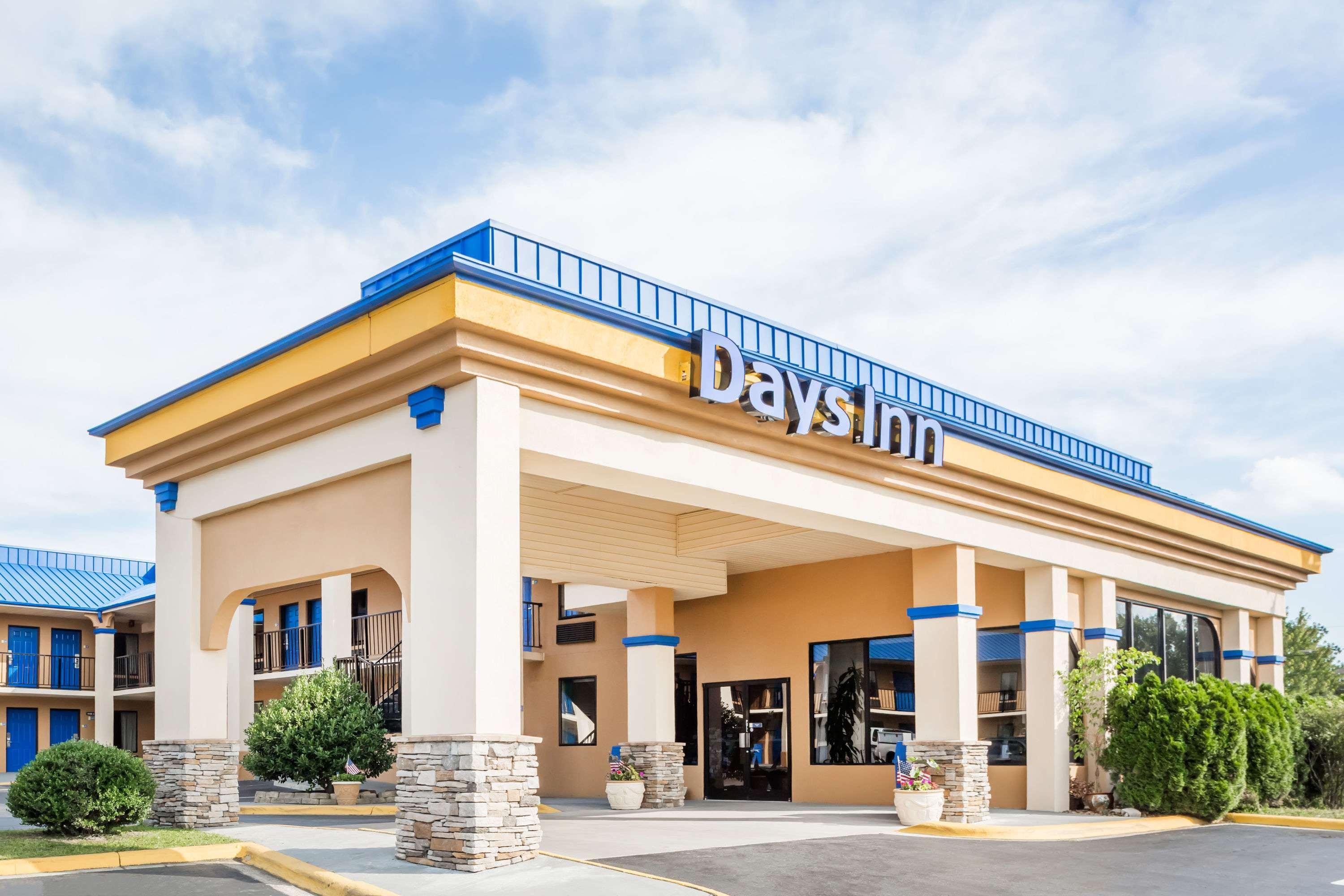 Days Inn by Wyndham Hendersonville 1/17