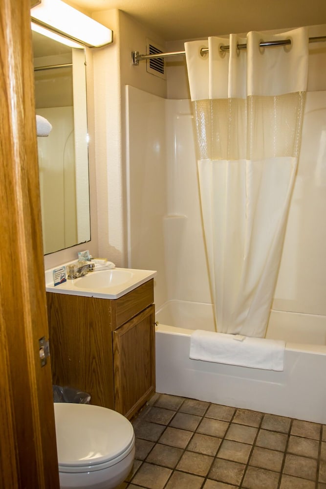 Baymont By Wyndham Fargo 45/50