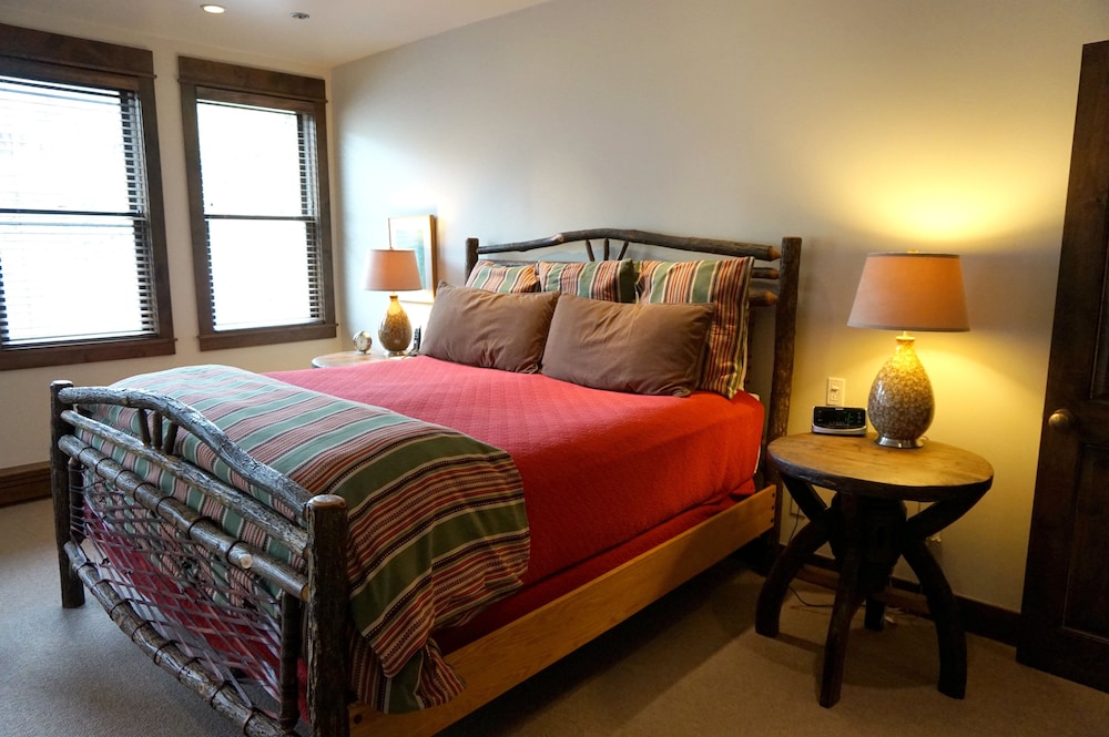 Woodrun Place Condominiums &amp; Residences 8/38