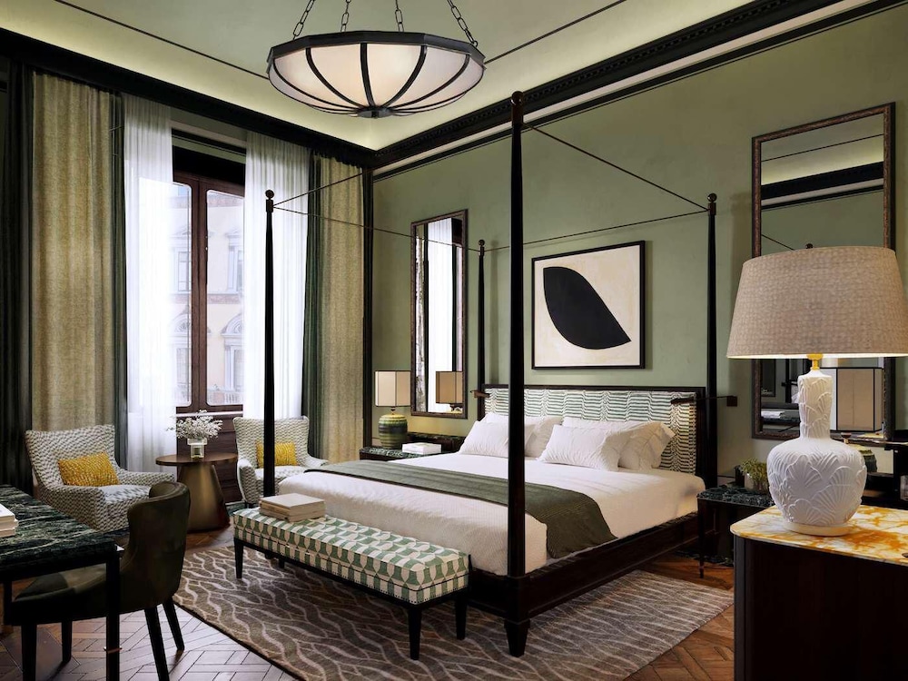 Junior, King Bed, City View, PALAZZO RUSPOLI 2/5