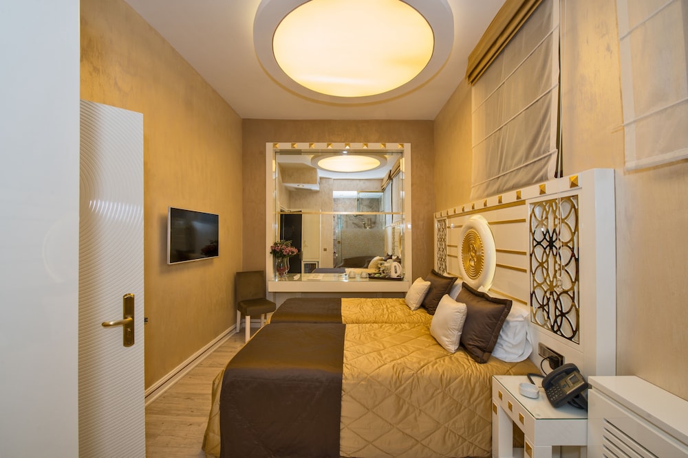 The Million Stone Hotel 32/54