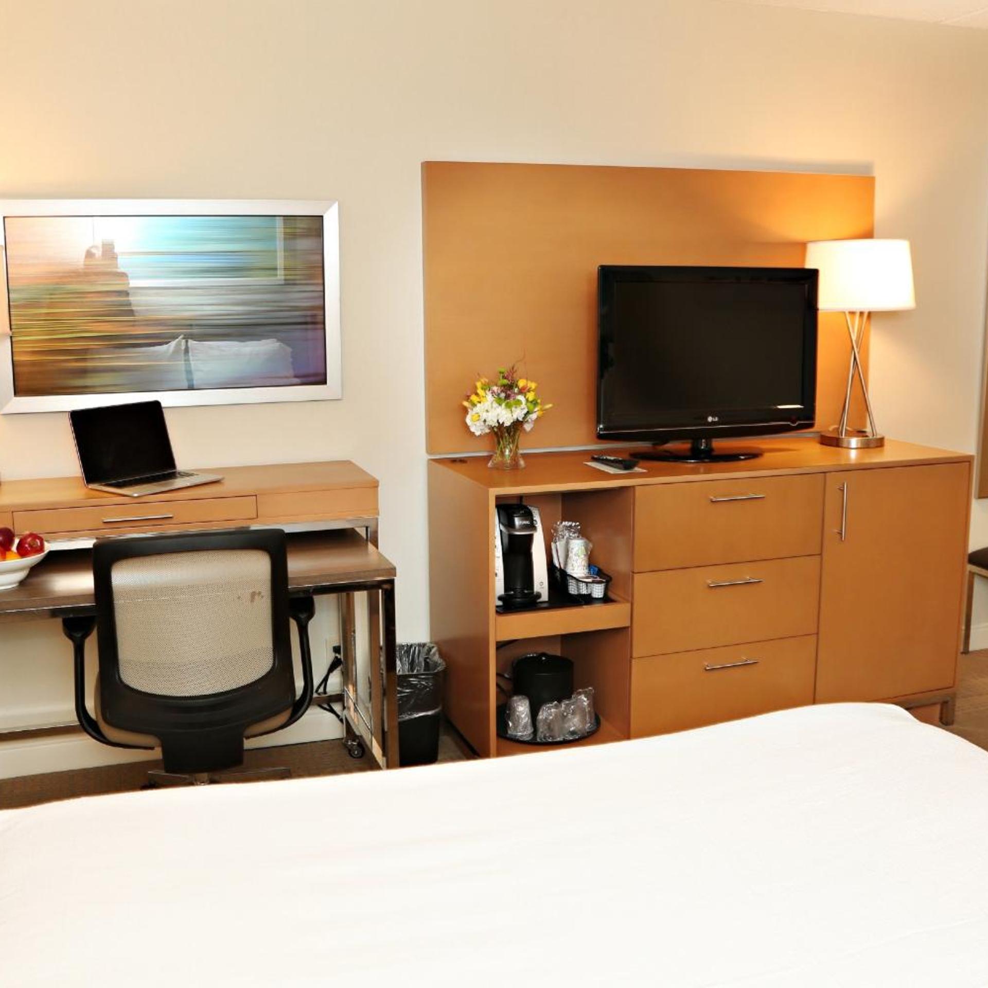 غرفة قياسية بسرير كينج بإطلالة على المسبح، Envision Hotel And Conference Center Mansfield Foxboro 2/3