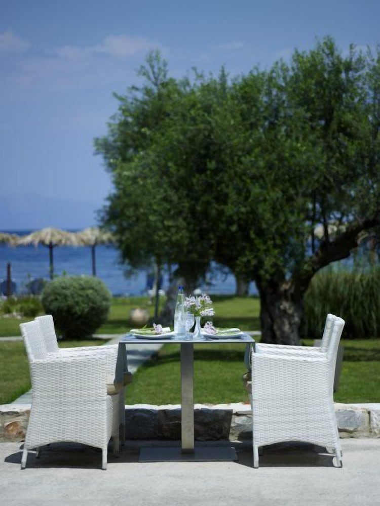 Belle Helene Hotel 37/45