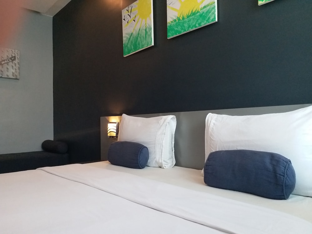 Leez Inn Malate 32/65