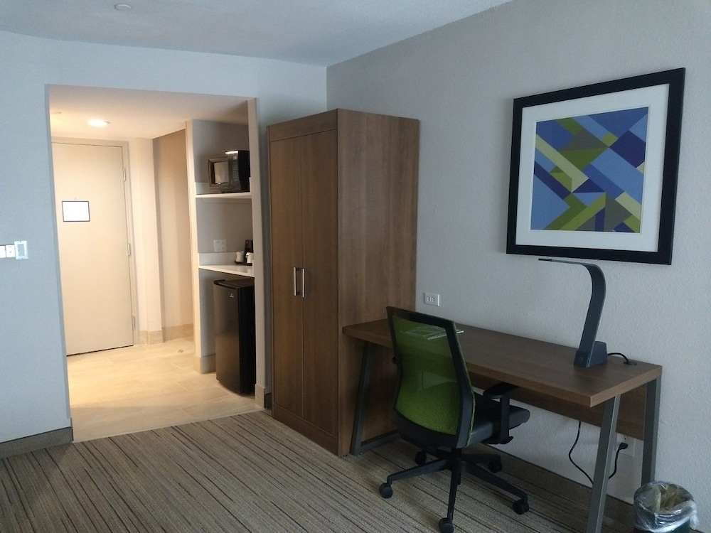 Holiday Inn Express Suites Indianapolis Northwest An Ihg Hotel 46/51