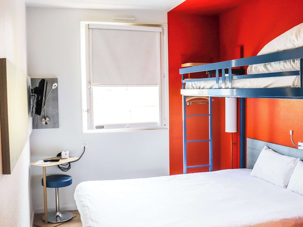 ROOM, DOUBLE BED