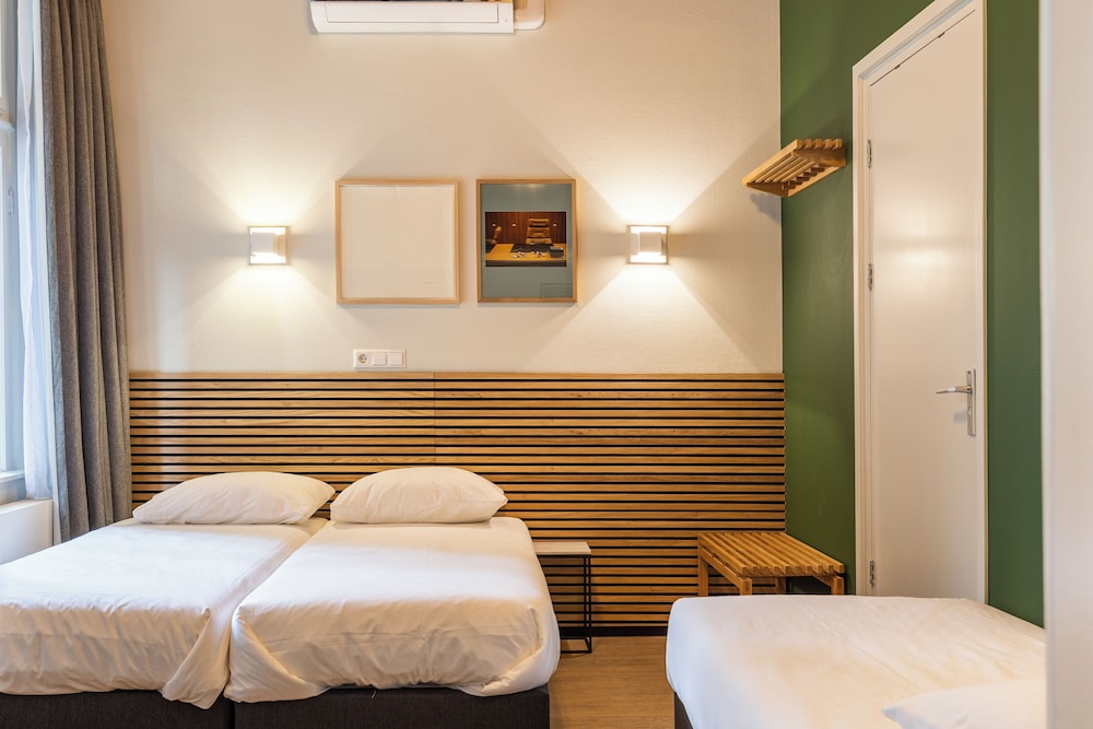BASIC, QUADRUPLE, MULTIPLE BEDS, PRIVATE BATHROOM